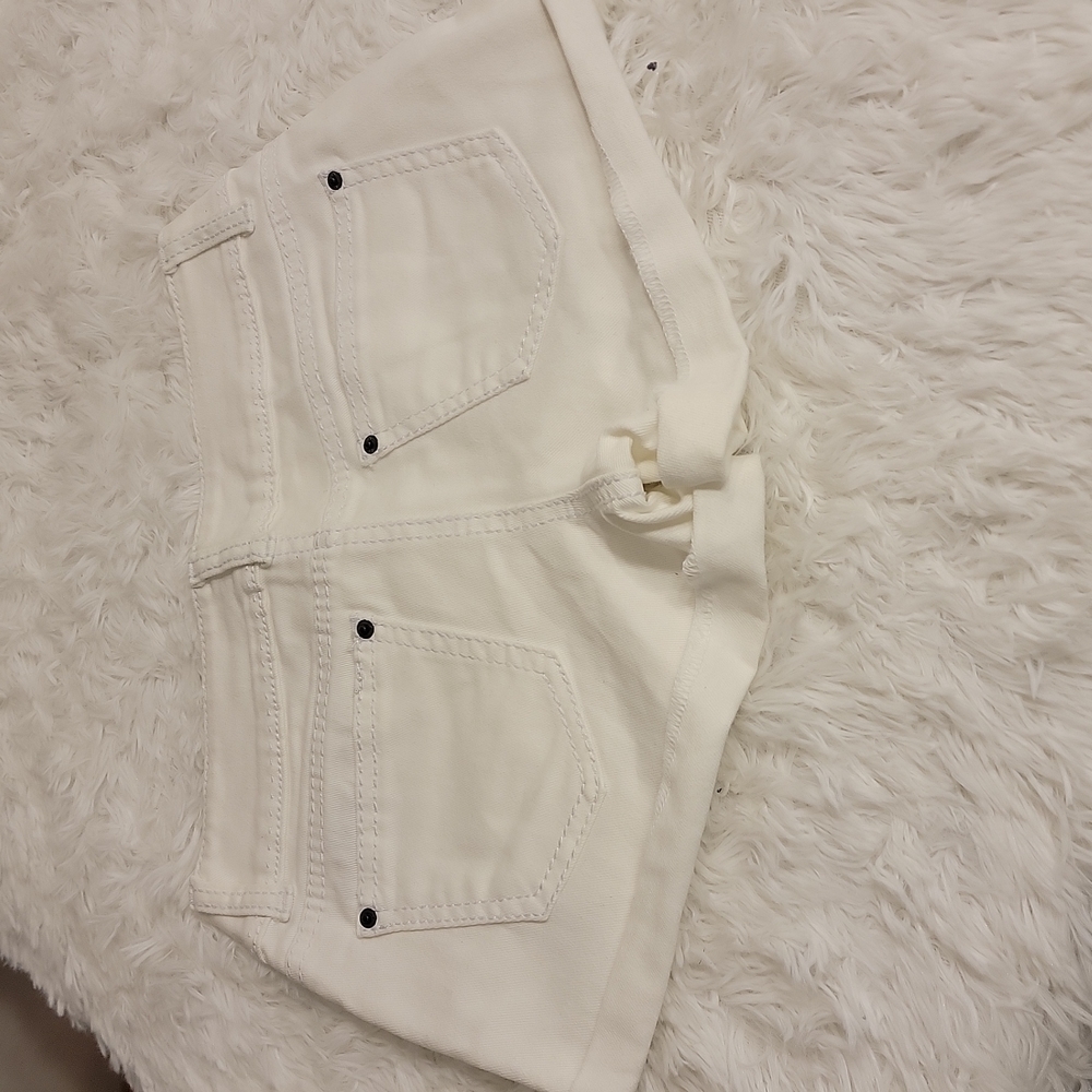 Rue 21 White Cuffed Shorts Size 1/2 Excellent Condition NWOT - Picture 4 of 13
